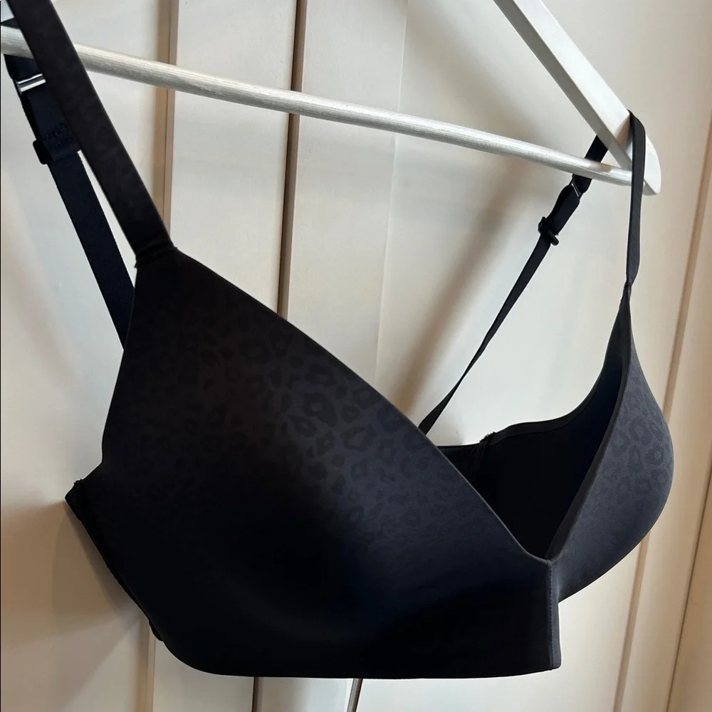 SKIMS Wireless Form Lightly Lined T-Shirt Demi Bra in Onyx Leopard Micro Print - Picture 10 of 13